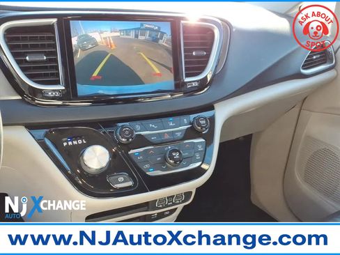 Used 2022 Chrysler Pacifica Touring-L image 32