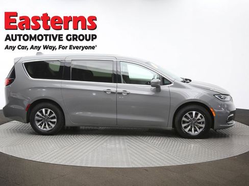 Used 2022 Chrysler Pacifica Touring-L image 46