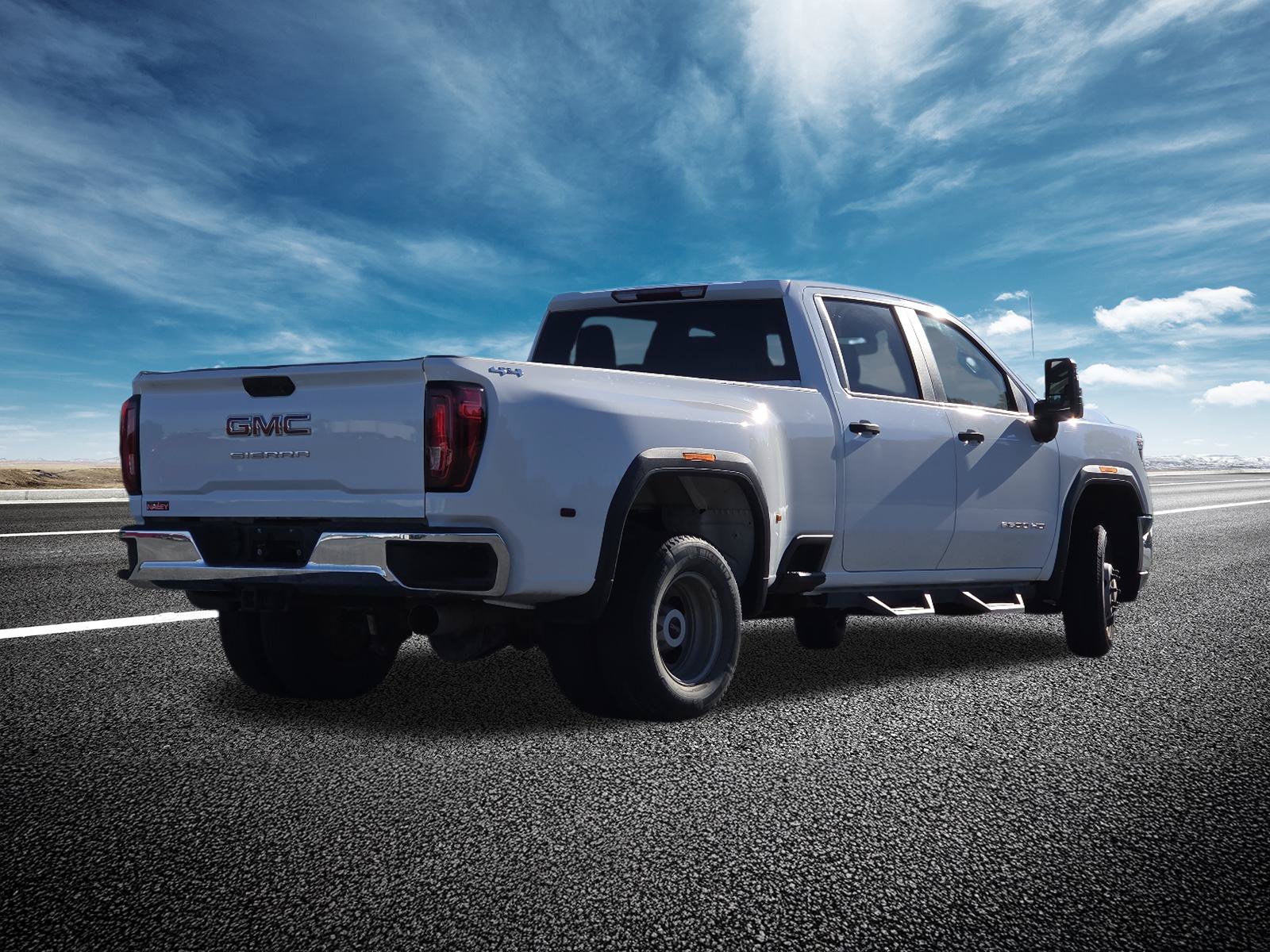 Used 2023 GMC Sierra 3500 Pro w/ Gooseneck/5TH Wheel Package AWD/4WD image 15