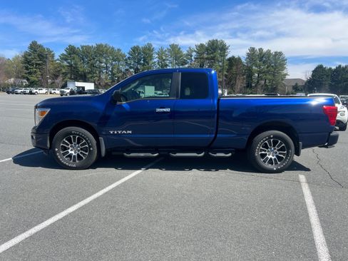 Used 2021 Nissan Titan SV w/ SV Convenience Package image 2