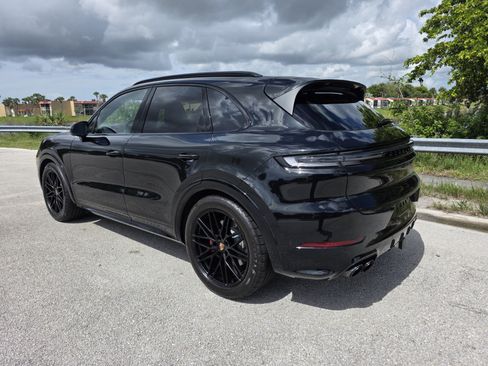Used 2025 Porsche Cayenne GTS AWD/4WD image 2