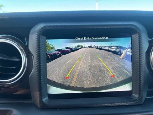 Used 2022 Jeep Wrangler Unlimited Sahara AWD/4WD image 33