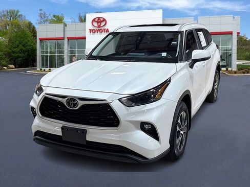 Used 2023 Toyota Highlander XLE AWD/4WD image 1
