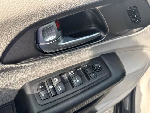 Certified 2023 Chrysler Pacifica Touring-L FWD image 11