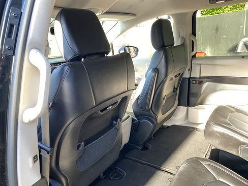 Used 2023 Chrysler Pacifica Touring-L FWD image 15