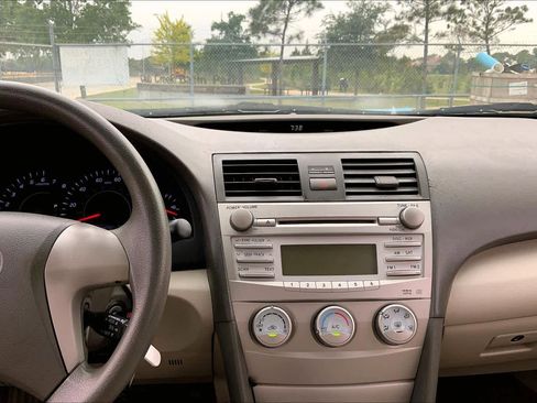 Used 2011 Toyota Camry LE FWD image 6