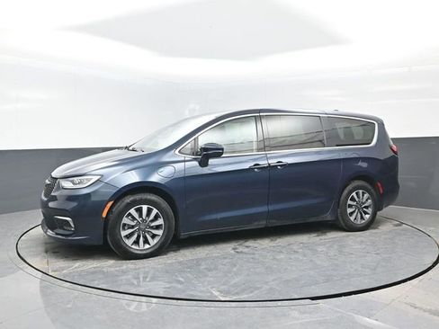 Used 2022 Chrysler Pacifica Touring-L w/ Uconnect Theater Family Group image 4