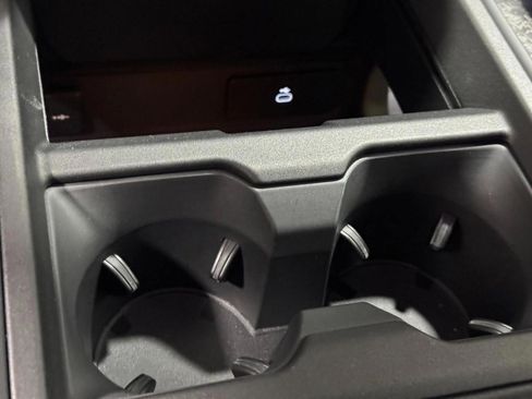 Used 2025 Land Rover Defender 110 image 29