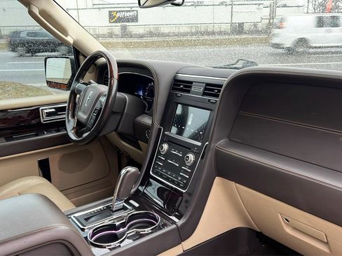 Used 2016 Lincoln Navigator Reserve image 16
