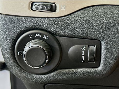 Used 2016 Jeep Cherokee Sport image 16