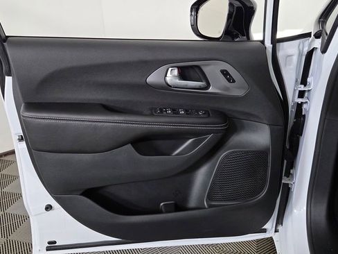 New 2026 Chrysler Pacifica Select image 11