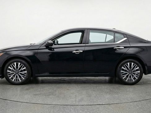 Used 2025 Nissan Altima 2.5 SV FWD image 5