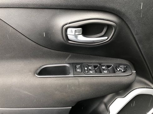 Used 2021 Jeep Renegade Latitude image 17