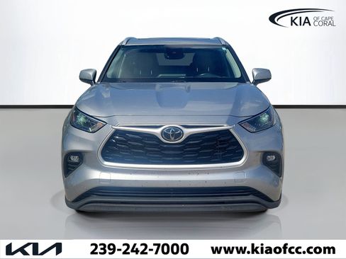 Used 2023 Toyota Highlander XLE FWD image 2