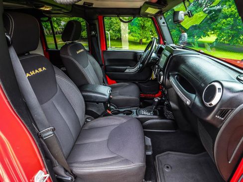 Used 2015 Jeep Wrangler Unlimited Sahara w/ Connectivity Group AWD/4WD image 36