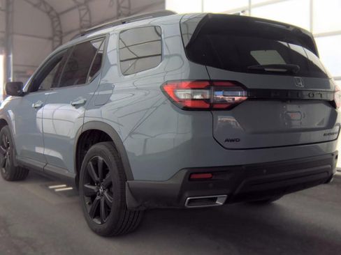 Used 2025 Honda Pilot Black Edition image 2