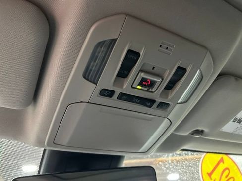 Used 2021 Toyota Highlander XLE AWD/4WD image 38