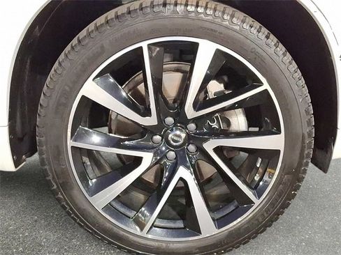 Used 2020 Volvo XC90 T6 Momentum w/ Protection Package Premier image 15