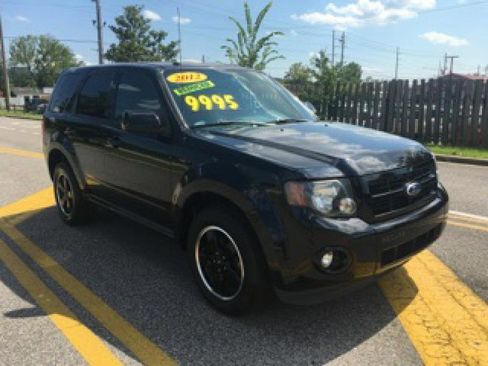 Used 2012 Ford Escape XLT w/ Sport Appearance Pkg image 2