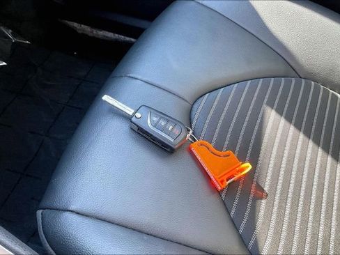 Used 2024 Toyota Camry SE image 11