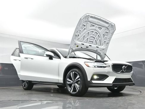 New 2026 Volvo V60 B5 Cross Country Plus w/ Climate Package AWD/4WD image 54