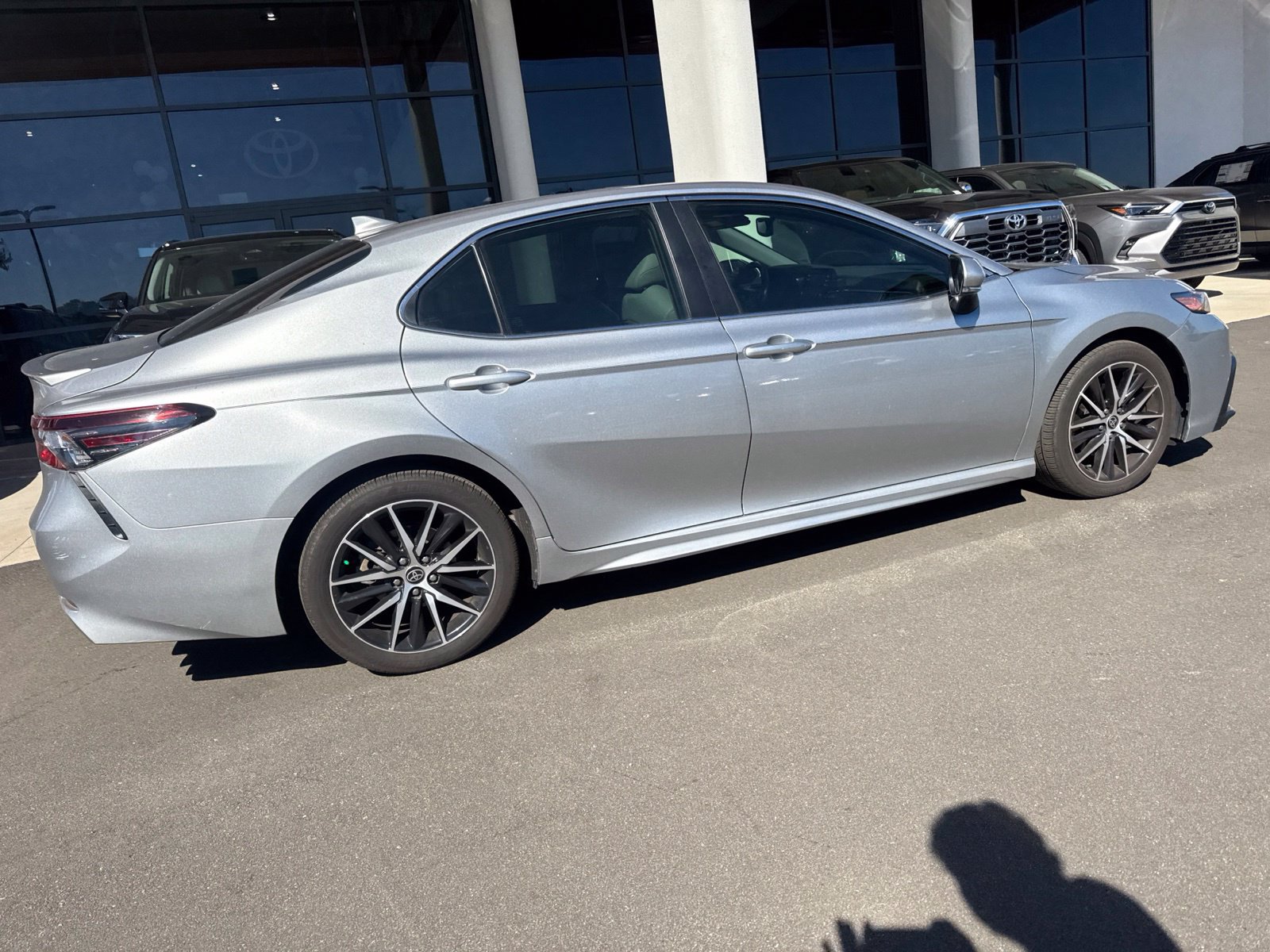 Used 2022 Toyota Camry SE w/ Convenience Package FWD image 17