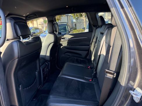 Used 2018 Jeep Grand Cherokee Laredo RWD image 12