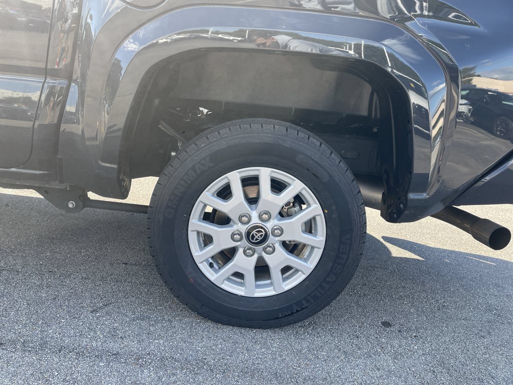 Certified 2025 Toyota Tacoma SR5 AWD/4WD image 10