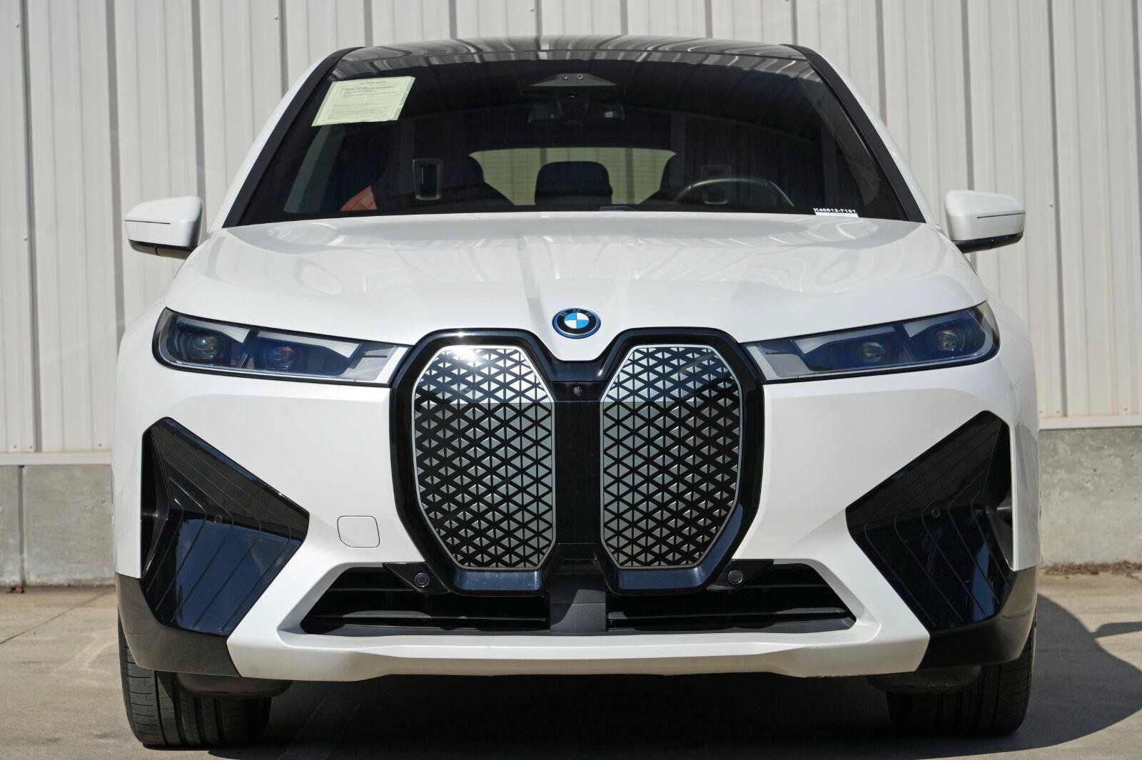 Used 2022 BMW iX xDrive50 w/ Premium Package AWD/4WD image 7