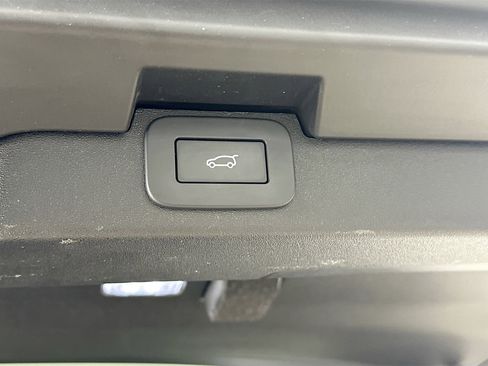 Used 2024 Land Rover Discovery Dynamic SE AWD/4WD image 39