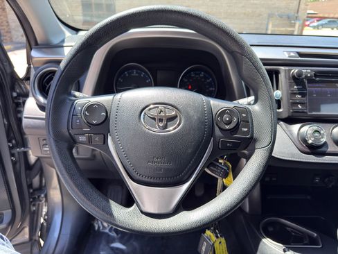 Used 2018 Toyota RAV4 LE FWD image 11
