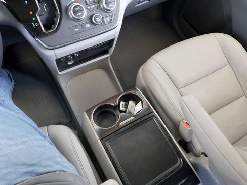 Used 2015 Toyota Sienna XLE FWD image 53