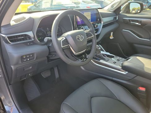 New 2025 Toyota Highlander Platinum image 20