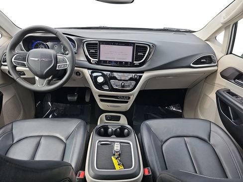 Used 2024 Chrysler Pacifica Touring-L FWD image 13