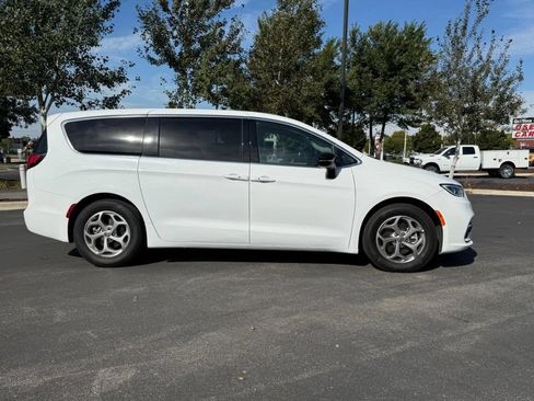 Used 2024 Chrysler Pacifica Limited FWD image 3