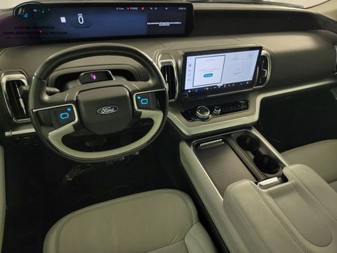 Used 2025 Ford Expedition Platinum AWD/4WD image 30