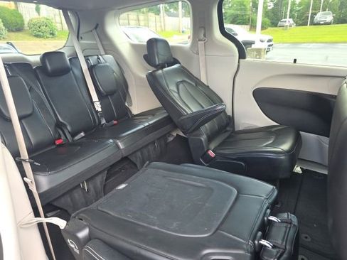Used 2023 Chrysler Pacifica Touring-L FWD image 7