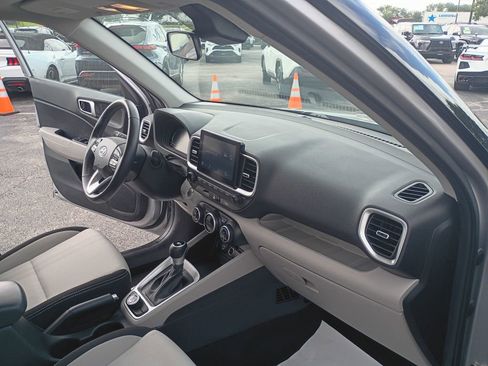 Used 2025 Hyundai Venue SEL FWD image 14