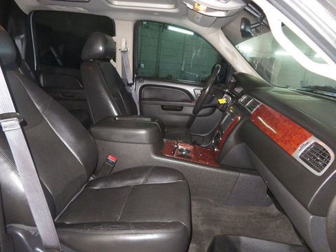 Used 2013 Chevrolet Avalanche LTZ image 34