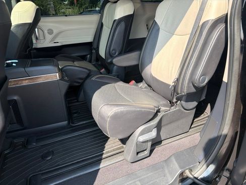Used 2025 Toyota Sienna Platinum AWD/4WD image 19