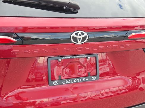 Certified 2024 Toyota Grand Highlander FWD image 30