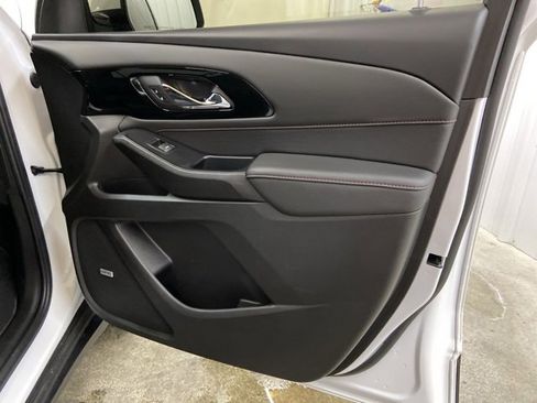 Used 2023 Chevrolet Traverse RS image 33