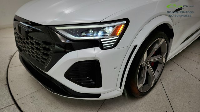 Used 2024 Audi Q8 e-tron Premium AWD/4WD image 23