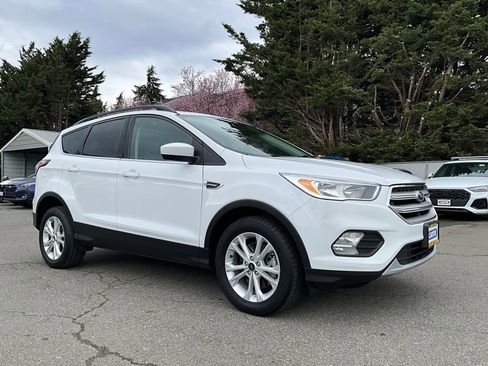 Used 2018 Ford Escape SE image 2