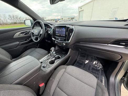 Used 2023 Chevrolet Traverse LT image 32