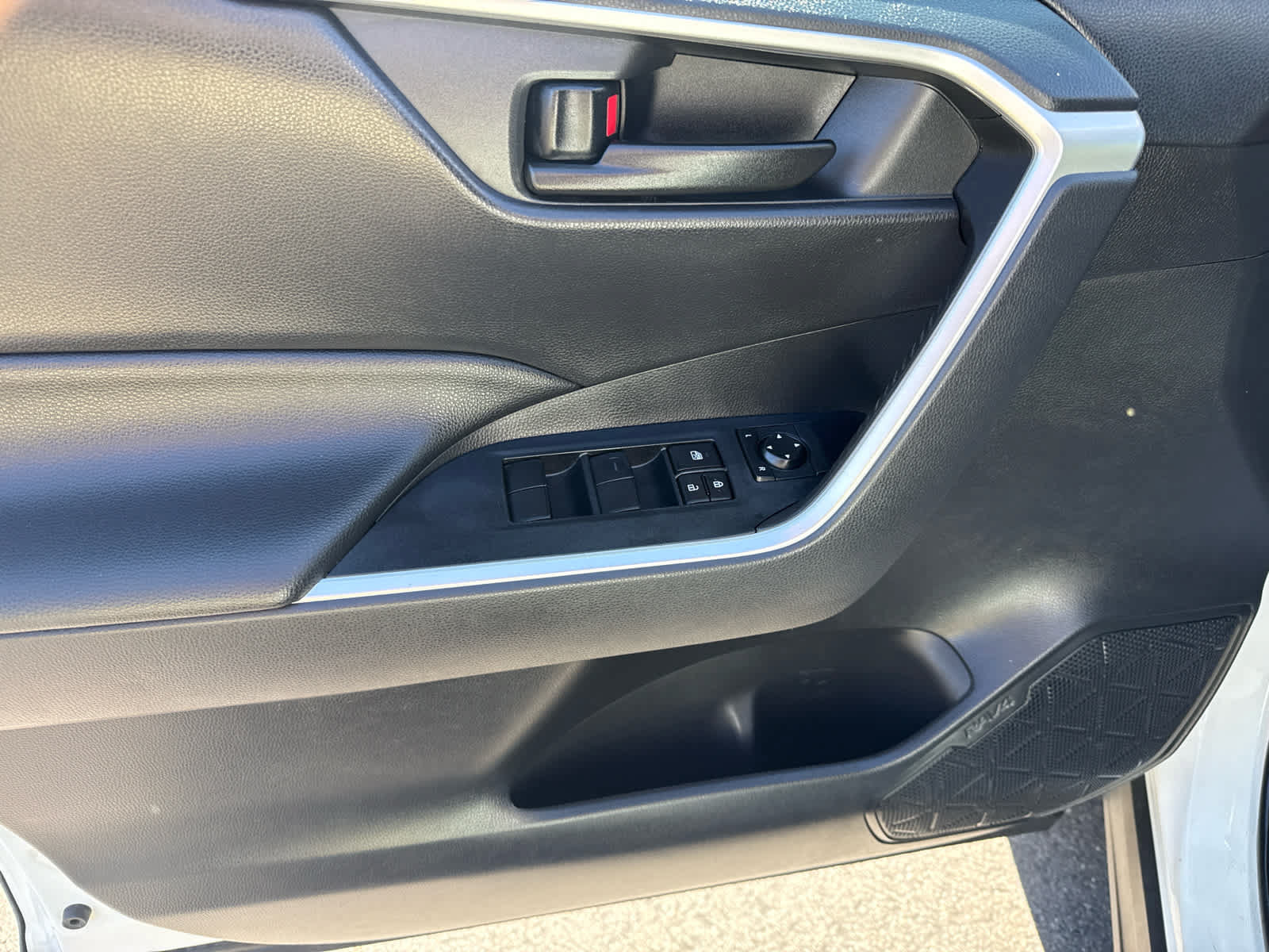 Used 2019 Toyota RAV4 LE w/ Carpet Mat Package AWD/4WD image 10