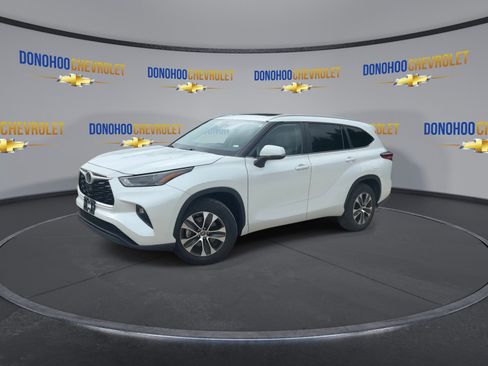 Used 2023 Toyota Highlander XLE FWD image 4