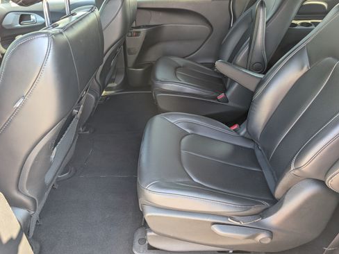 Used 2024 Chrysler Pacifica Limited FWD image 12