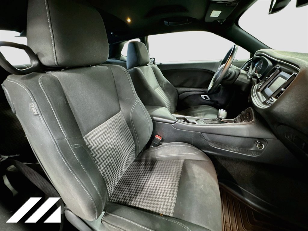 Used 2015 Dodge Challenger SXT RWD image 28