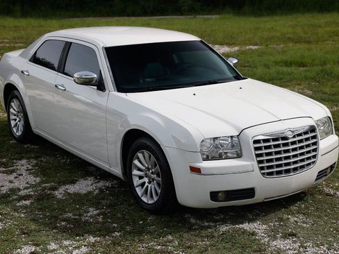 Used 2010 Chrysler 300 Touring RWD image 15